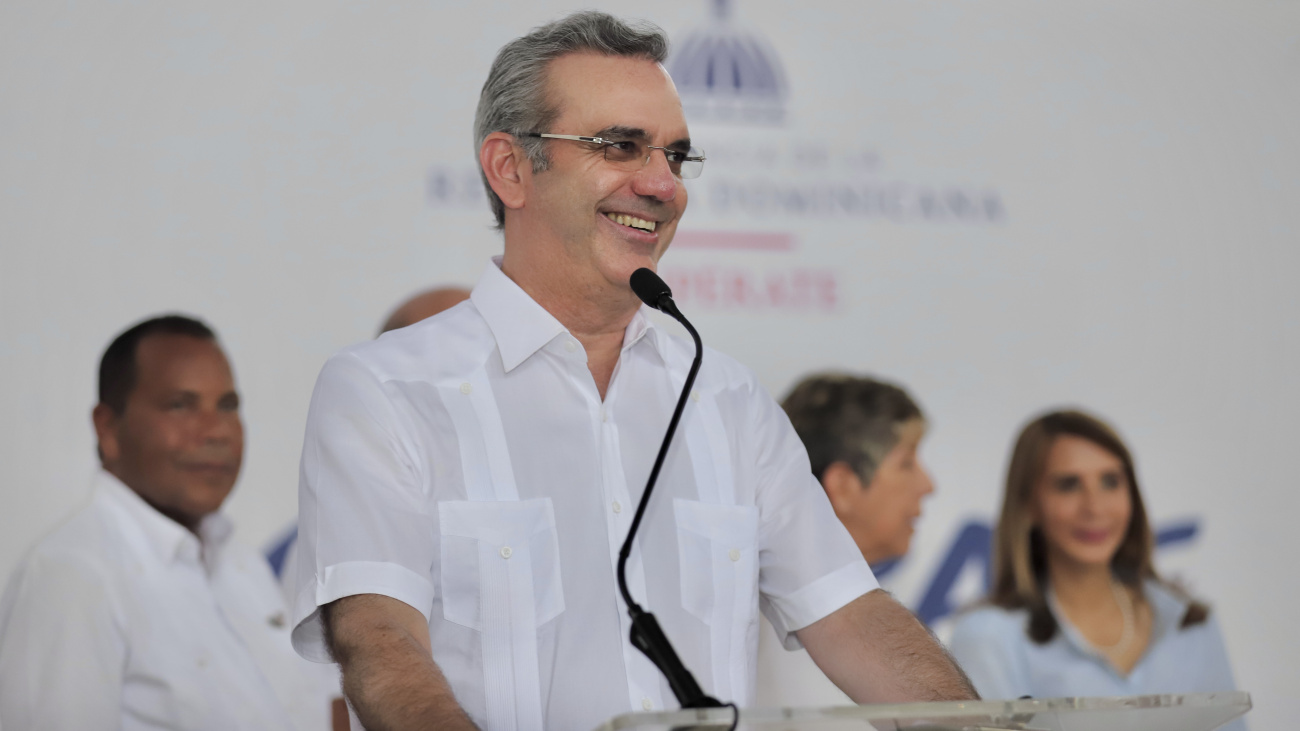 Presidente Abinader concluye jornada de actividades en Puerto Plata y Samaná