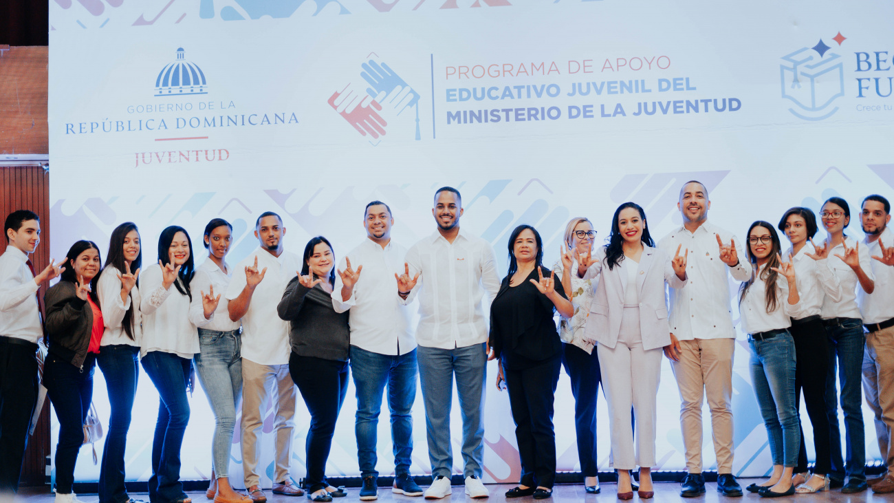 Estudiantes sordos son becados por el Ministerio de la Juventud