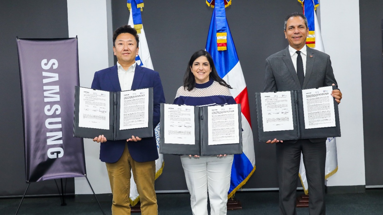 Won Choi de Samsung, Biviana Riveiro Disla, ProDominicana y Omar Méndez, de Itla