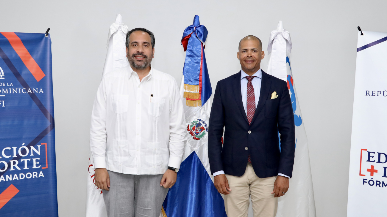 Alberto Rodríguez Mella, director ejecutivo del INEFI, posa con Felix Sánchez