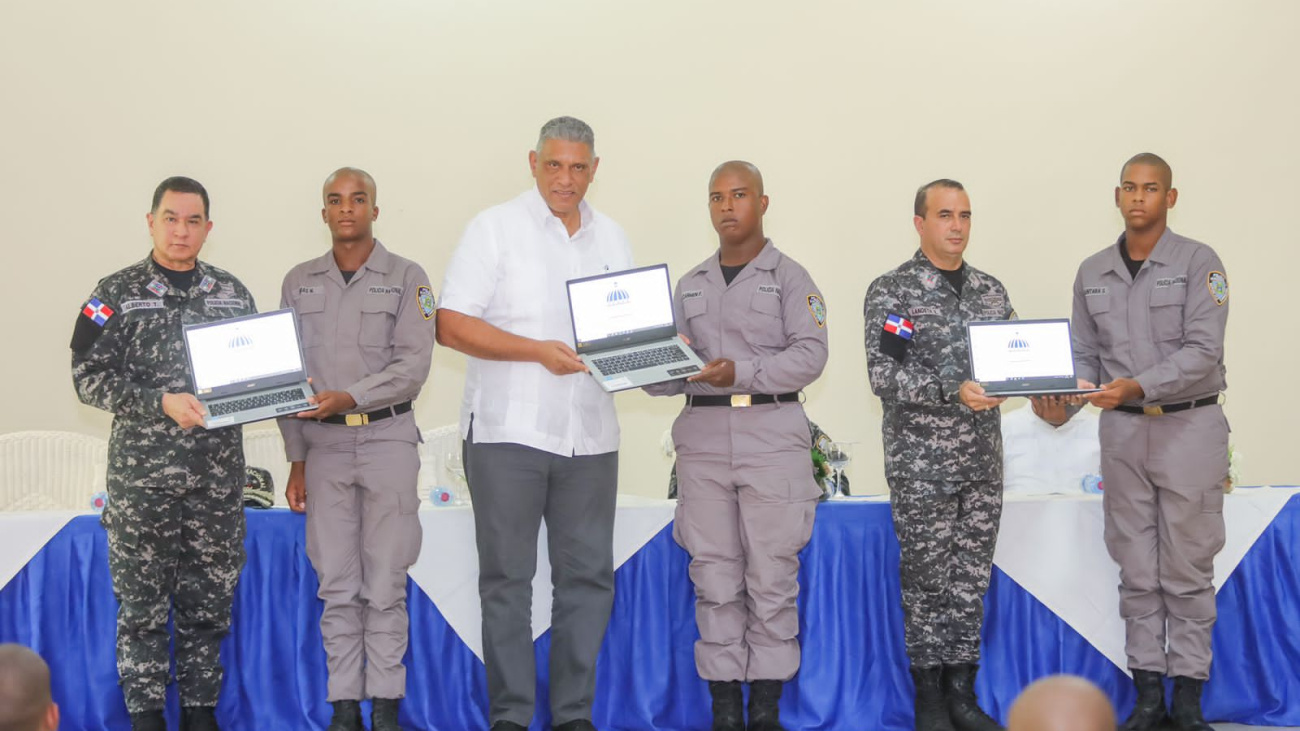 Gobierno entrega de 1,077 laptops a conscriptos para impulsar la reforma educativa policial