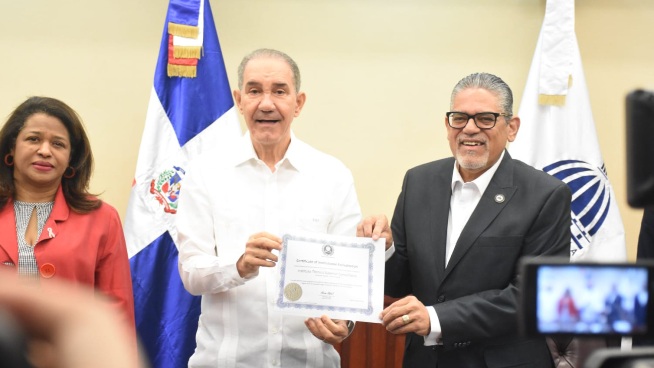 Ministro junto al rector ITSC recibe certificacion