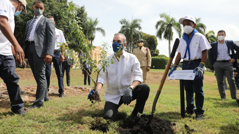 Luis Abinader, presidente de la República inicia Mes de la Reforestación