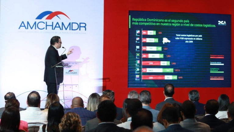 DGA presenta junto a AMCHAMDR proyecto para la realización del estudio de segmentos de mercado de hub logístico