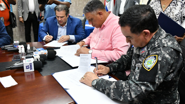Jesús Vásquez Martínez firmando acuerdo