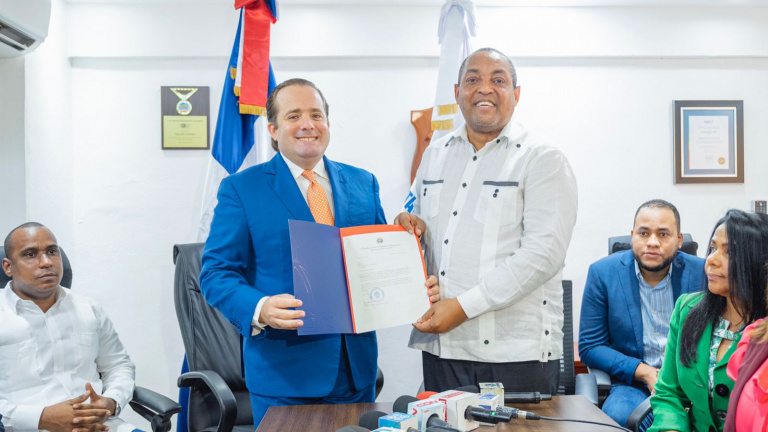 Ministro Paliza entrega recursos para obras municipales de Santo Domingo Oeste