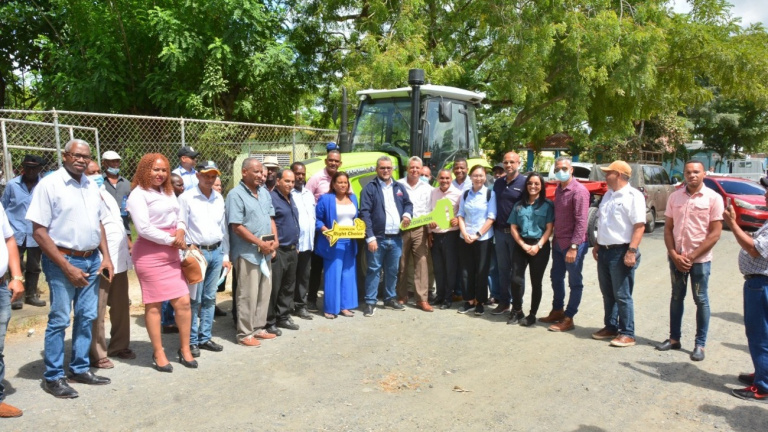 FEDA entrega tractor a productores de Santo Domingo