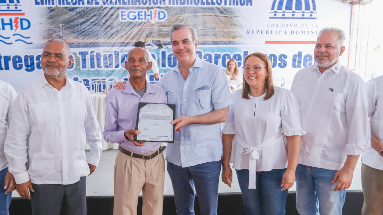 Presidente Luis Abinader junto a la Empresa de Generación Hidroeléctrica Dominicana