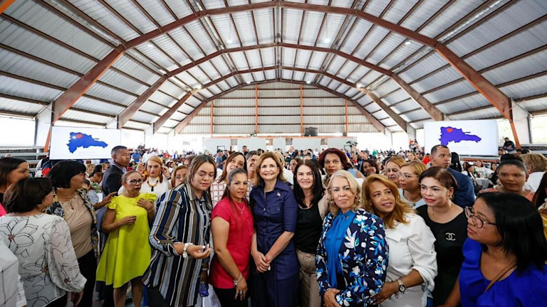 Vicepresidenta encabeza almuerzo con más de 500 mujeres en Santiago