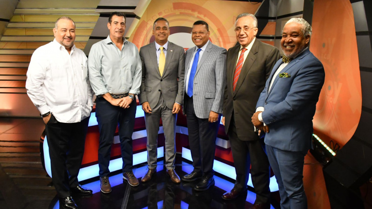 Ministro junto a los comunicadores del programa 