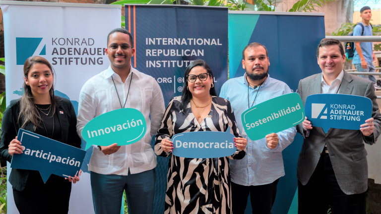 Delegación dominicana participa en seminario “Construyendo Democracia” de la II Cumbre por la Democracia celebrada en Costa Rica
