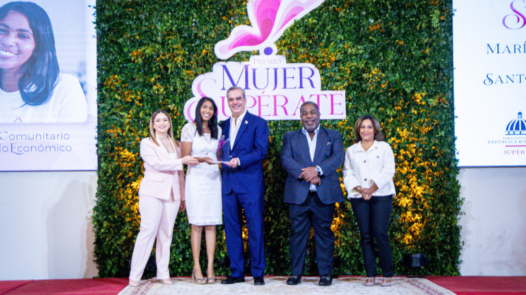 Presidente Abinader reconoce Mujeres del Programa Súper Emprendedoras