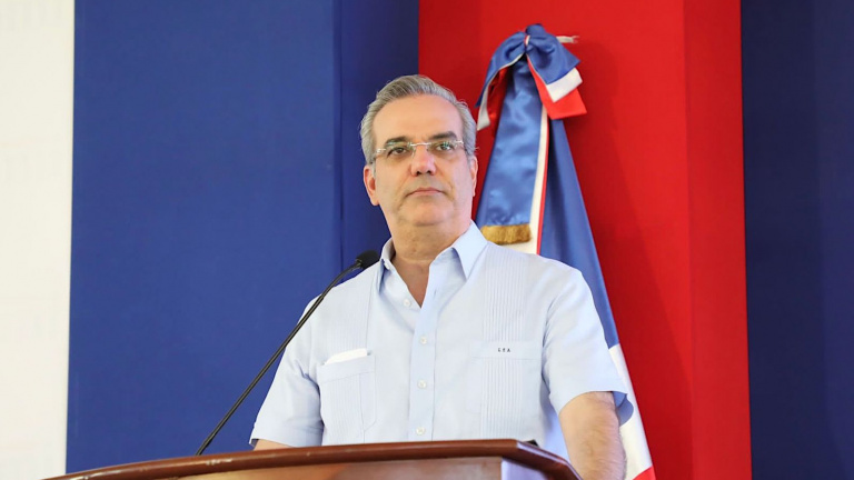 Presidente Abinader entrega RD 67 millones a emprendedores y comerciantes, además de 12 camiones recolectores de basura en San Juan