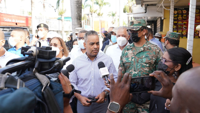 Ministro Joel Santos da declaraciones en San Cristóbal
