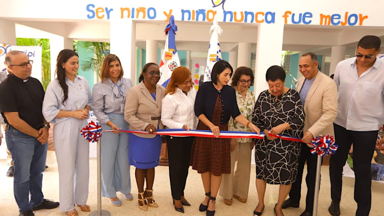 La primera dama y la directora ejecutiva del INAIPI encabezan la inauguración del CAIPI Pedro Justo Carrión, en San Pedro de Macorís