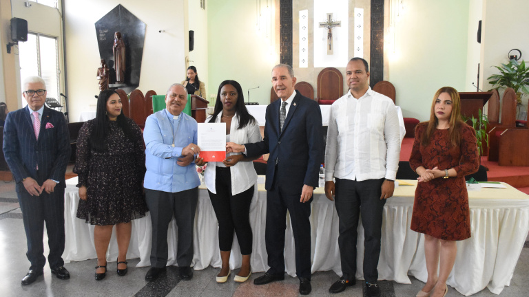 Ministro de Educación Superior, Ciencia y Tecnología encabeza entrega de 250 becas a jóvenes del municipio Santo Domingo Este