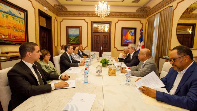 Presidente Abinader reunido en Palacio