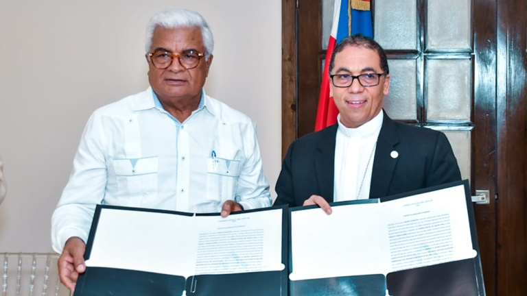 Gobierno formaliza traspaso terrenos del Estado a obispado de San Pedro de Macorís