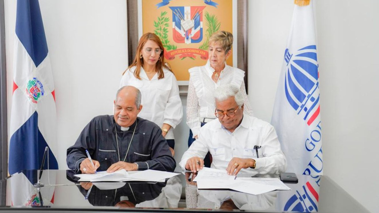 Firma del acuerdo CEA y obispado puerto plata