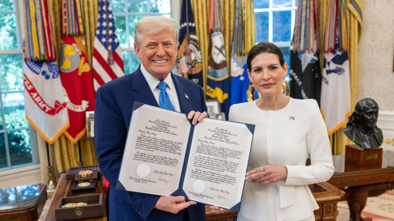 Presidente de Estados Unidos junto a Embajadora dominicana 