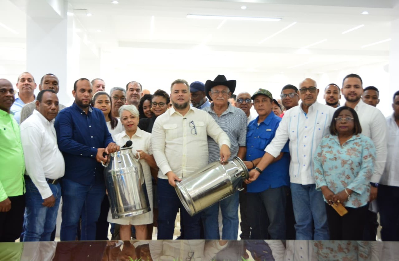 Santo Domingo.- En el marco de la conmemoración del Día Mundial de la Leche, este lunes 1 de junio, el Fondo Especial para el Desarrollo Agropecuario (FEDA), dirigido por Hecmilio Galván, presentó los resultados del Programa para la Adaptación de la Ganadería Lechera Dominicana al Cambio Climático y la Mitigación de sus Efectos sobre el Medio Ambiente, Ganadería Verde, una iniciativa que ha beneficiado a 2,500 productores en todo el territorio nacional.