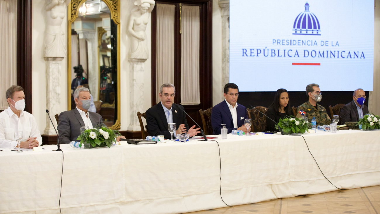 Luis Abinader reunido con el gabinete de Turismo 