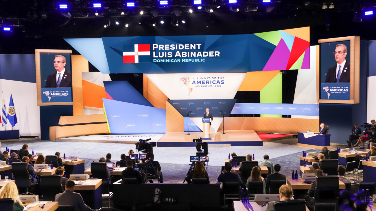 Presidente Abinader llega al país tras destacada participación en Cumbre de las Américas