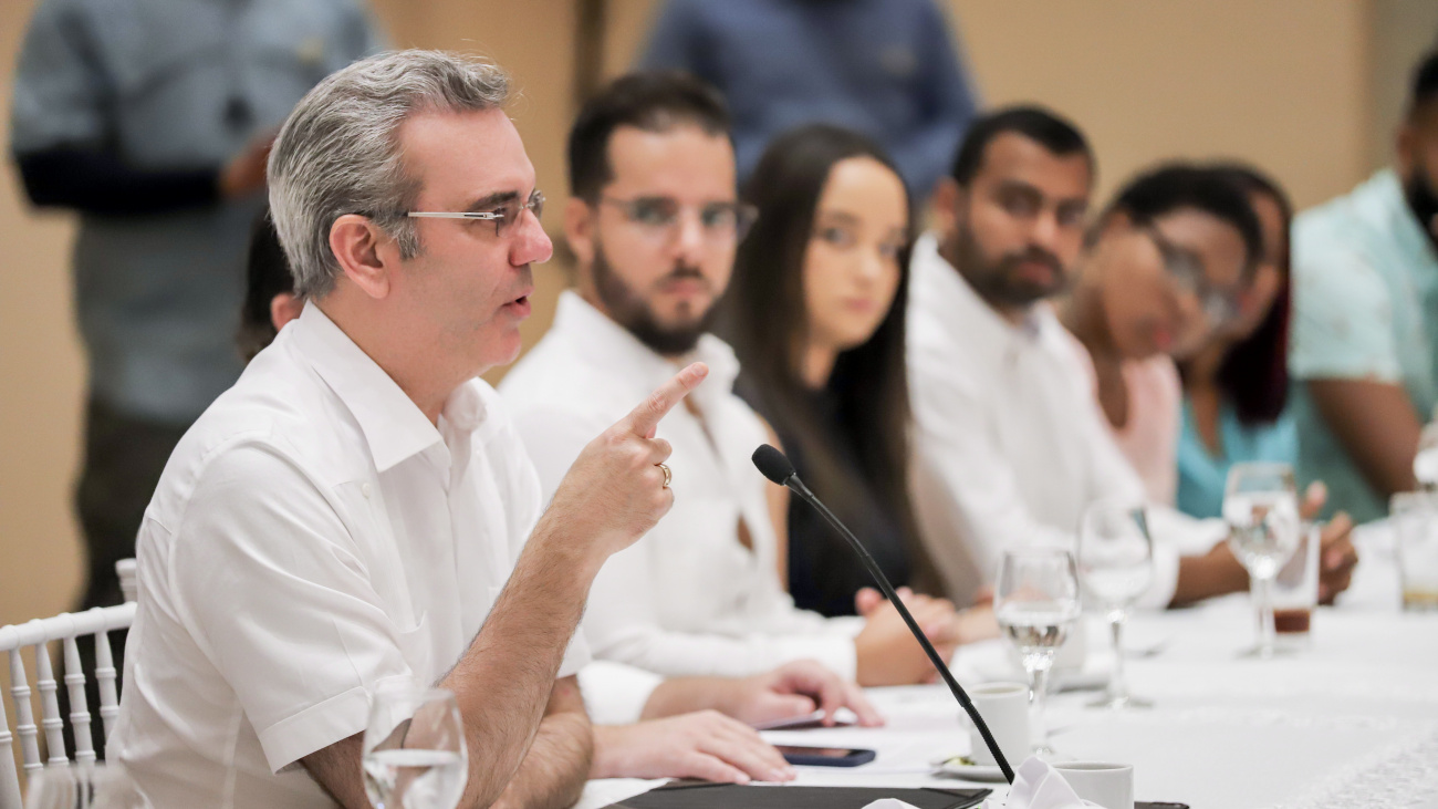 Presidente Abinader sostiene encuentro con jóvenes emprendedores de Puerto Plata