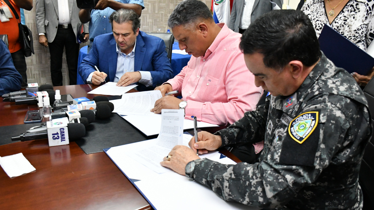 Jesús Vásquez Martínez firmando acuerdo