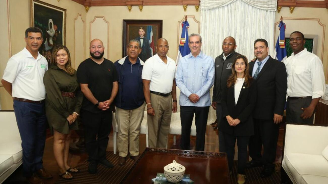 Presidente Abinader junto a la comisión de funcionarios de la ciudad de Nueva York