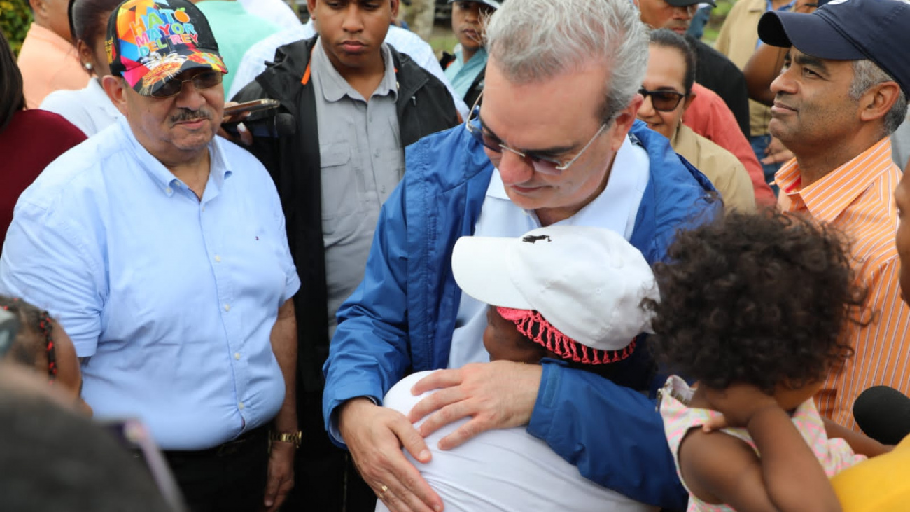 Presidente Luis Abinader durante recorrido por Hato Mayor 