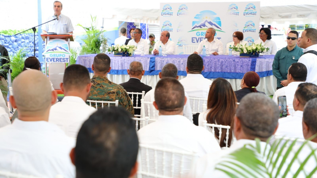 Presidente Abinader en la fábrica agua Everest