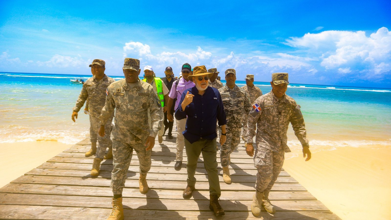 Ministro de Medio Ambiente supervisa Isla Saona