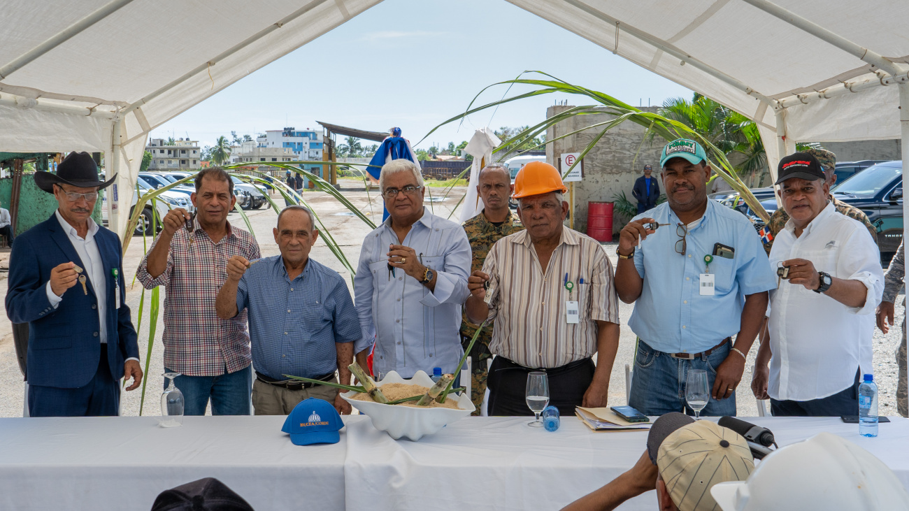 CEA entrega camionetas en SPM