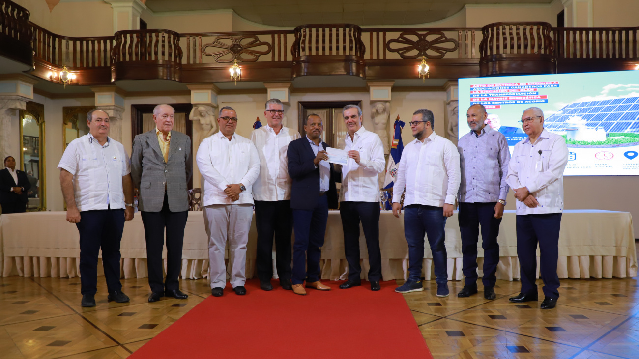 Entrega cheques a productores ganaderos y productores agrícolas