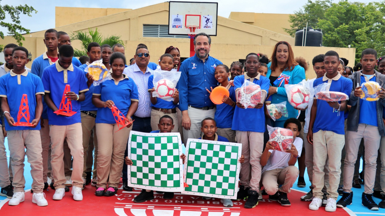 Instituto Nacional de Educación Física entrega tres canchas remozadas en planteles escolares de Pedro Brand