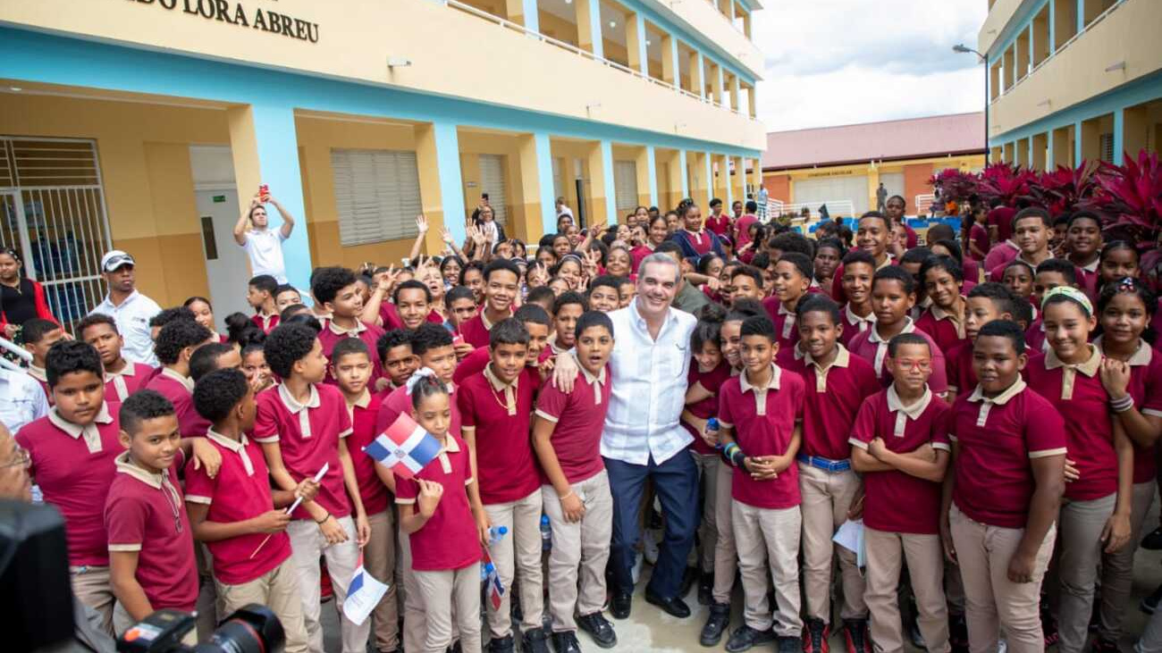 Presidente Abinader con alumnos de esculas básicas 