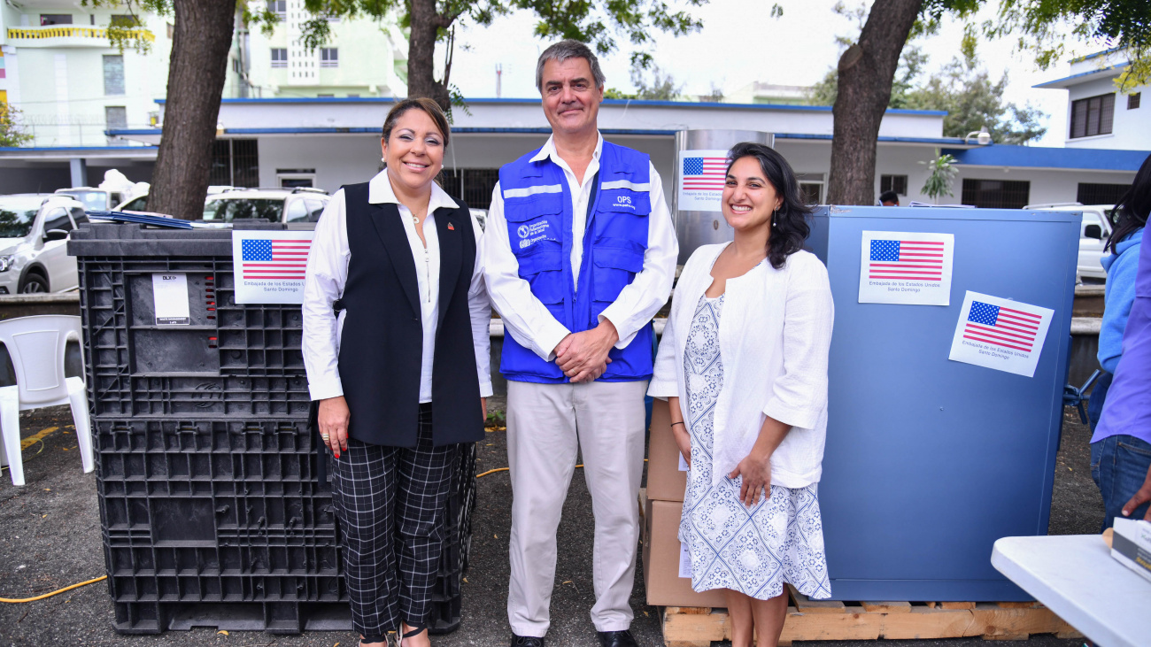 Recibiendo los equipos medicos donados por EE. UU.