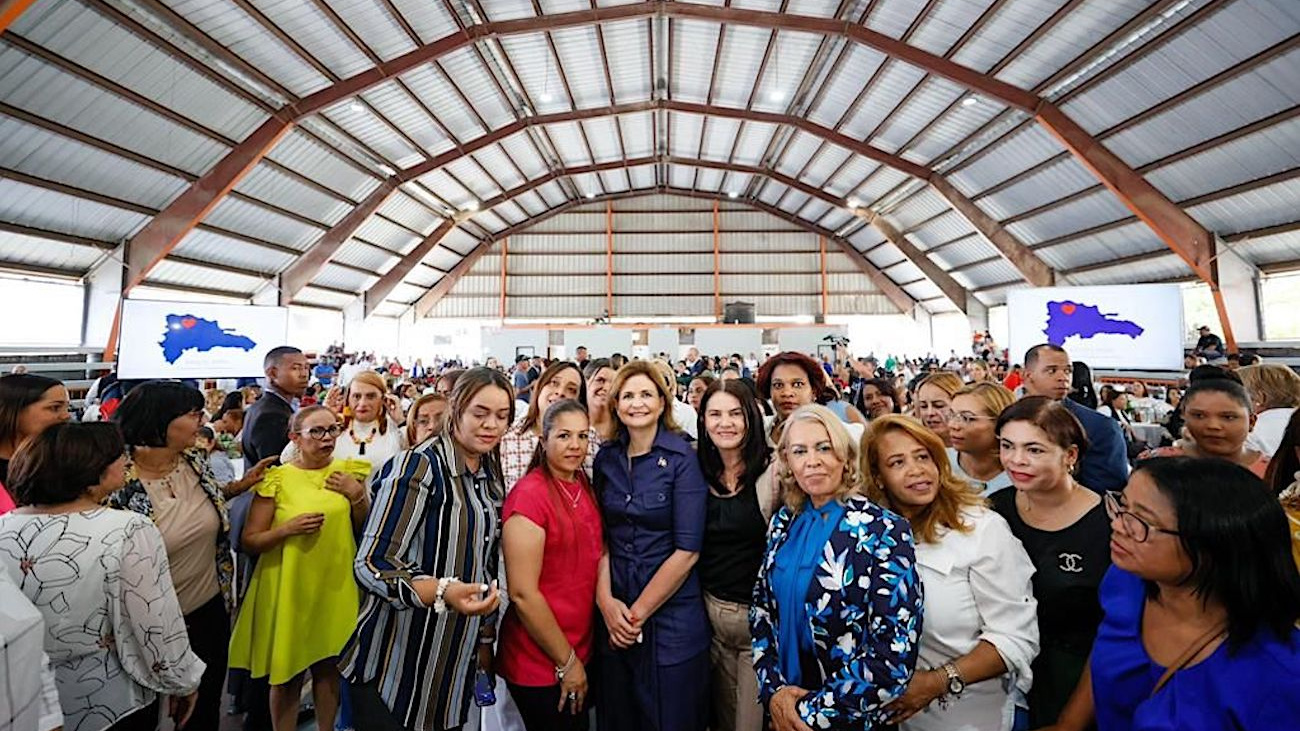 Vicepresidenta encabeza almuerzo con más de 500 mujeres en Santiago