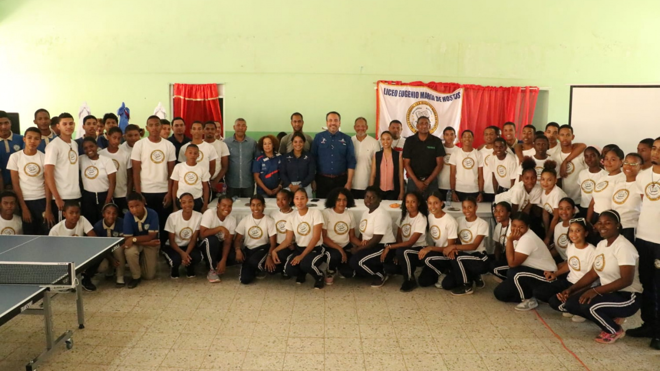 Director INEFI junto a estudiantes