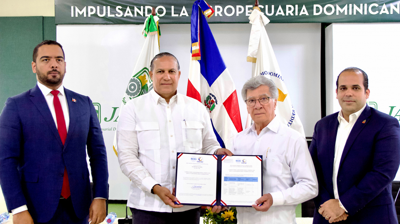 El Organismo Dominicano de Acreditación (ODAC), entregó el certificado de acreditación al laboratorio de la Junta Agroempresarial Dominicana (JAD)