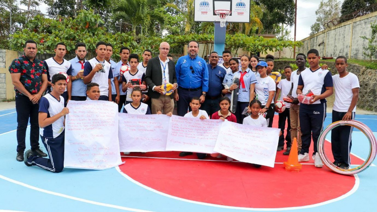 Alberto Rodríguez Mella, director ejecutivo INEFI, con profesores y alumnos del Politecnico San Juan Bautista de la Salle