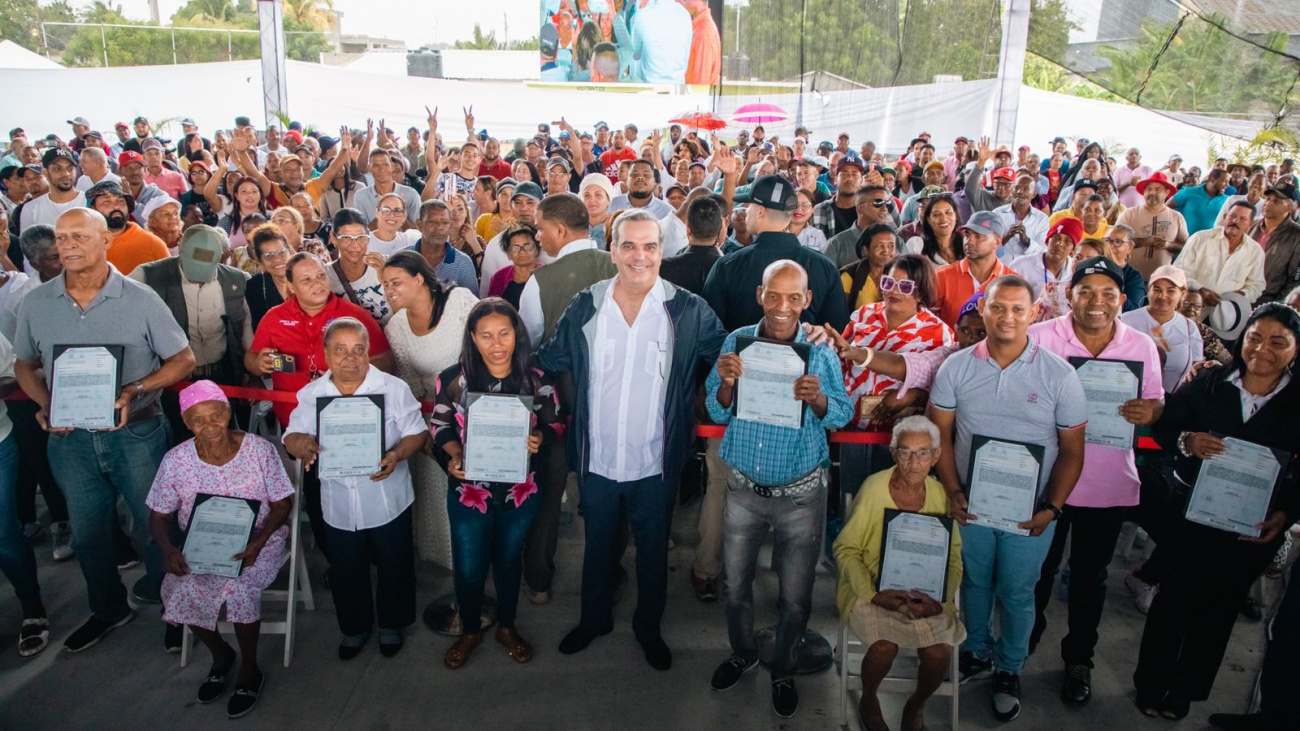 Presidente Abinader durante entrega de titulos