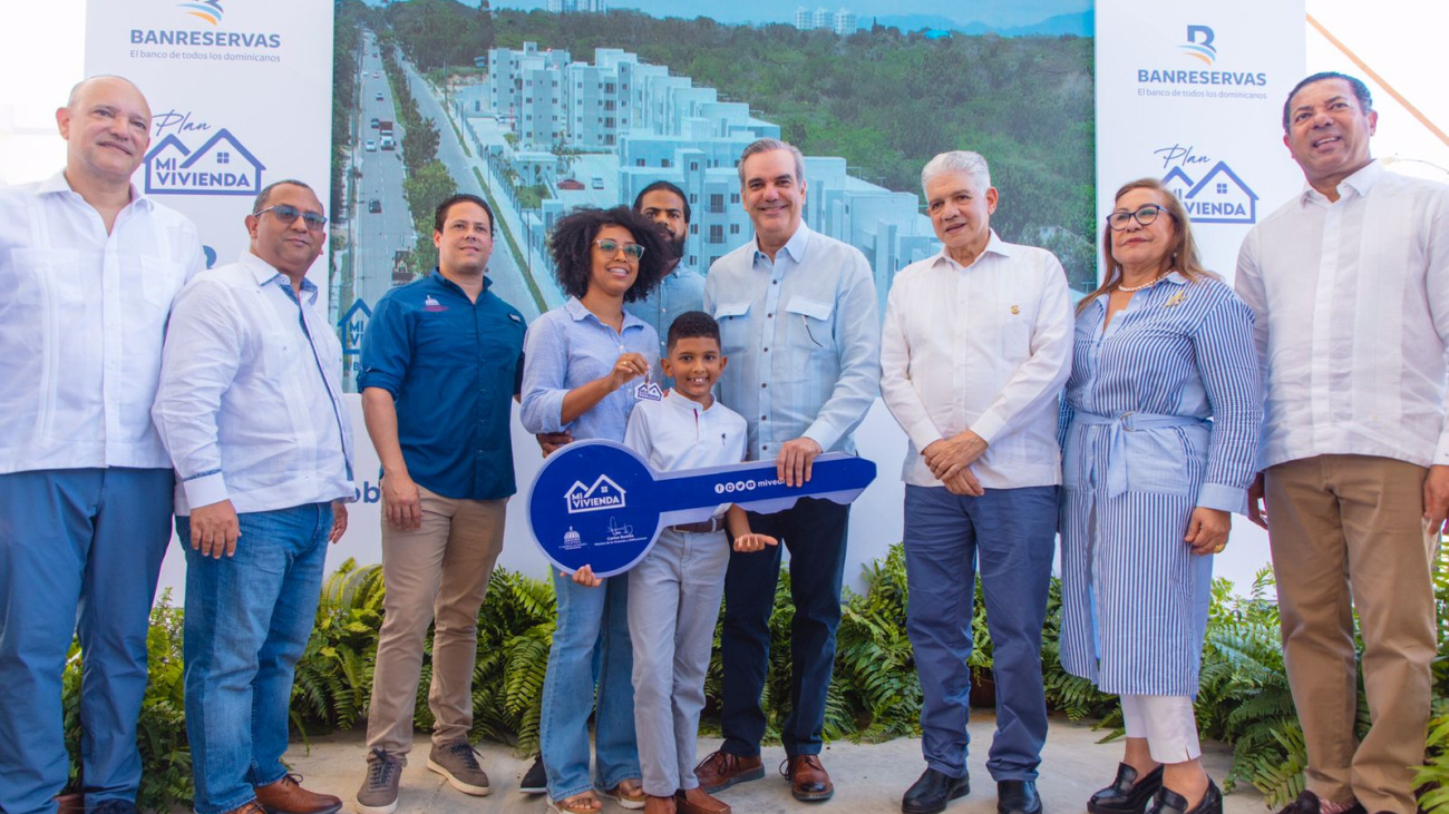 Presidente Abinader entrega viviendas