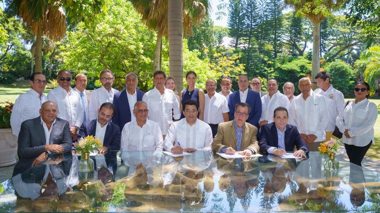 Ministro junto a empresarios 