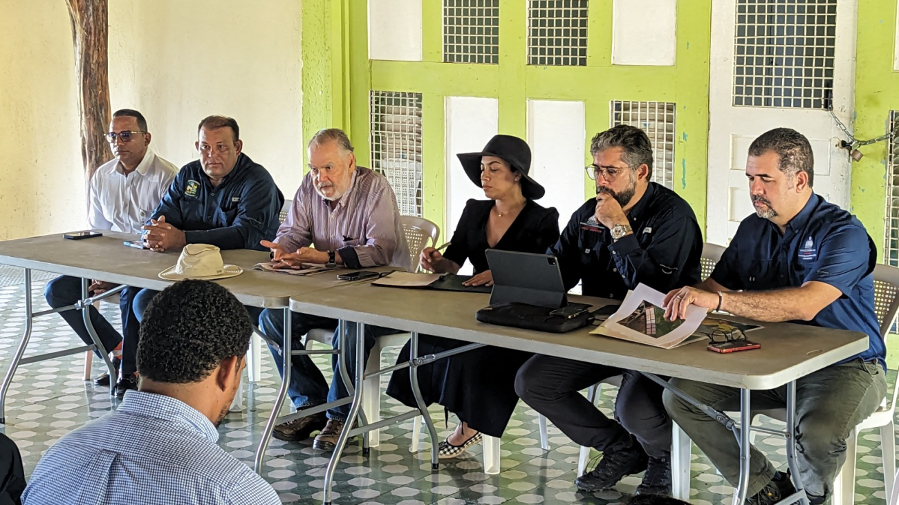 Ministro Ceara Hatton sostiene encuentro con familias reubicadas de la Reserva de Vida Silvestre Laguna Saladillo 