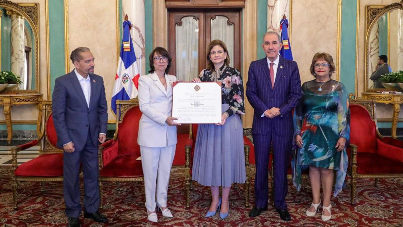 La vicepresidenta Raquel Peña y el titular del Ministerio de Educación Superior, Ciencia y Tecnología, doctor Franklin García Fermín, encabezan acto de homenaje póstumo al Poeta Nacional Pedro Mir