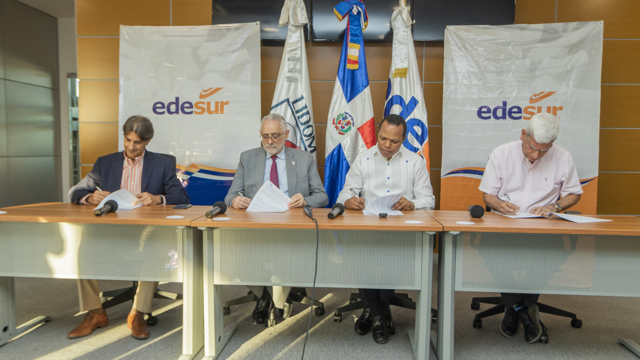 Edesur instala nuevas luminarias en el Estadio Quisqueya