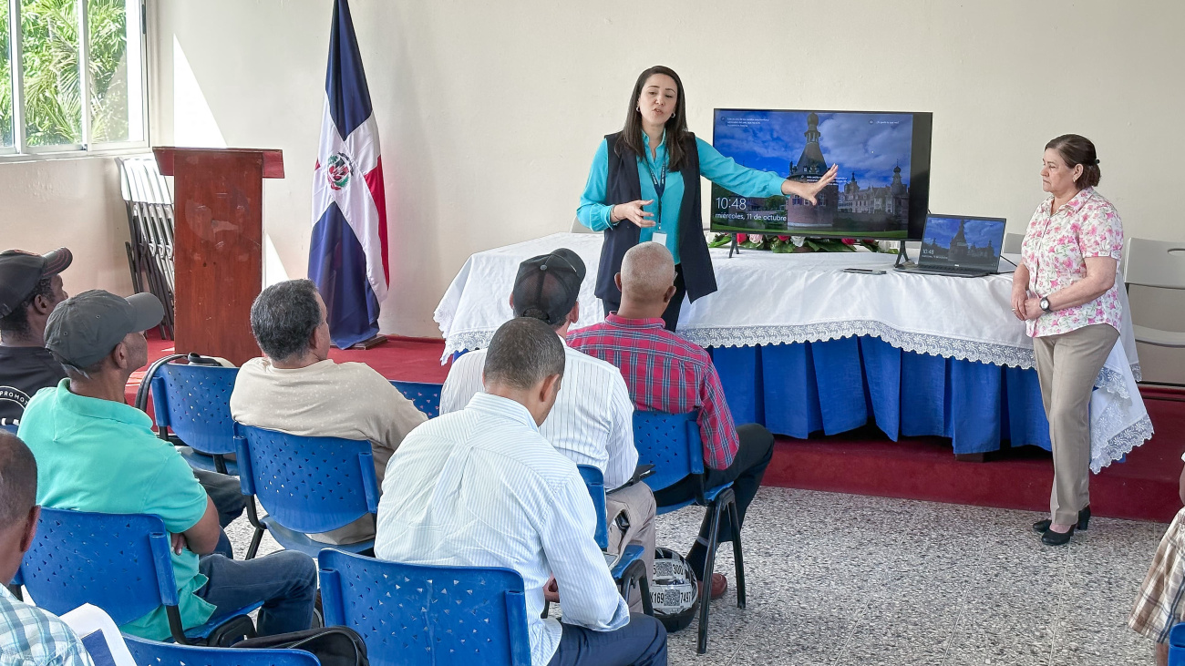 Iglesias, comunitarios, clubes deportivos y sociales coordinan con autoridades “De Vuelta Al Barrio” en Baní