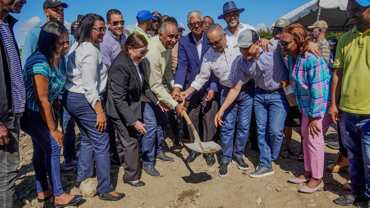 Indrhi inicia trabajos de adecuación en río Baní en beneficio de cientos de familias